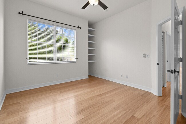 Building Photo - 4930 Bonsai Cir