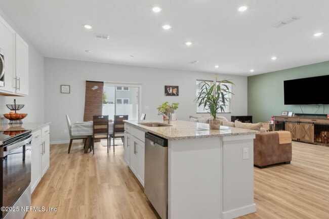 Building Photo - 14753 Cashew Ave