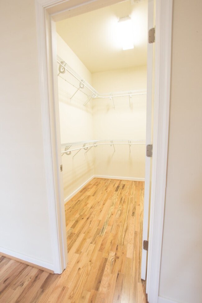 Building Photo - 966 Pink St