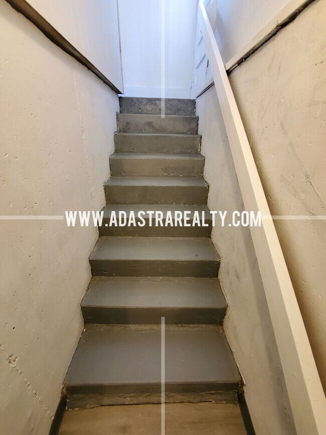 Building Photo - Spacious Overland Park Ranch Home w/Finish...