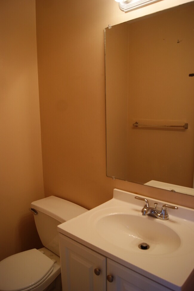 Building Photo - Charming 3 Bedroom/1.5 Bathroom Townhome in Edgewood, MD!