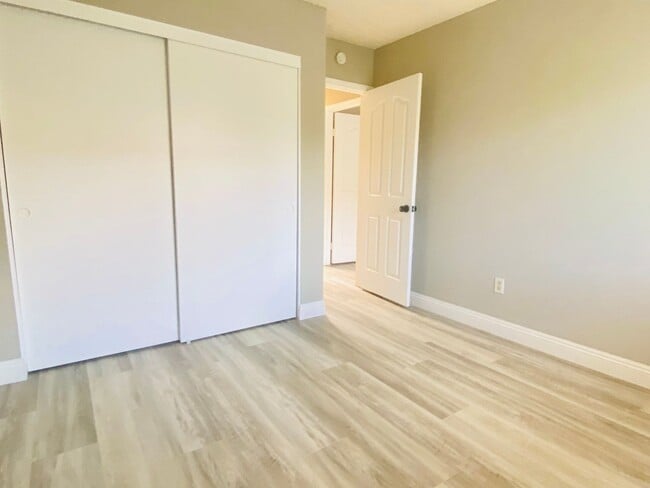 Building Photo - Calabasas Two-Story 4b/3b Beautifully & Mo...
