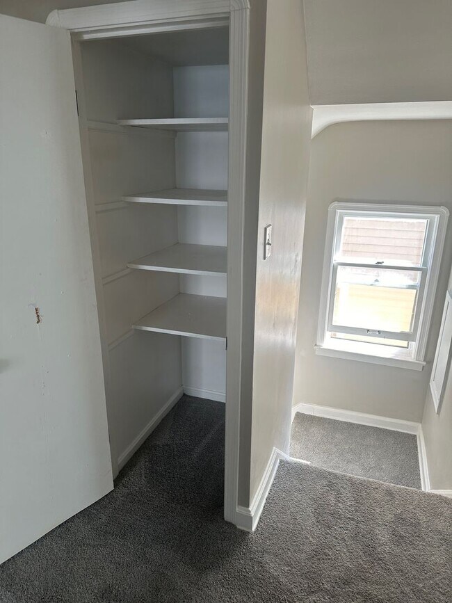 Building Photo - Stunning South Euclid 3 Bedroom
