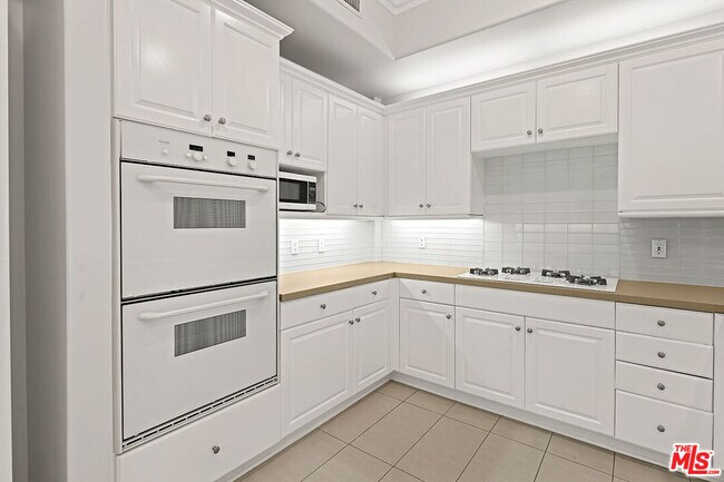 Building Photo - 11500 San Vicente Blvd