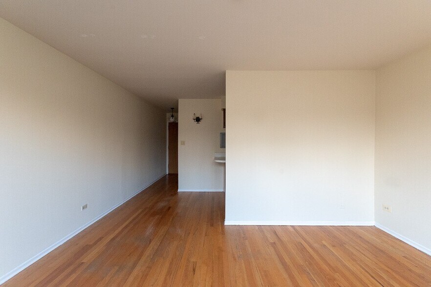 Building Photo - 650 W Wrightwood Ave