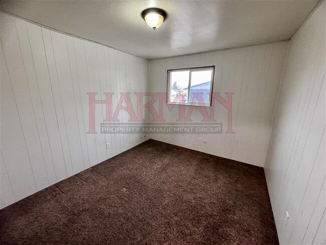 Building Photo - 1083 N 150 W