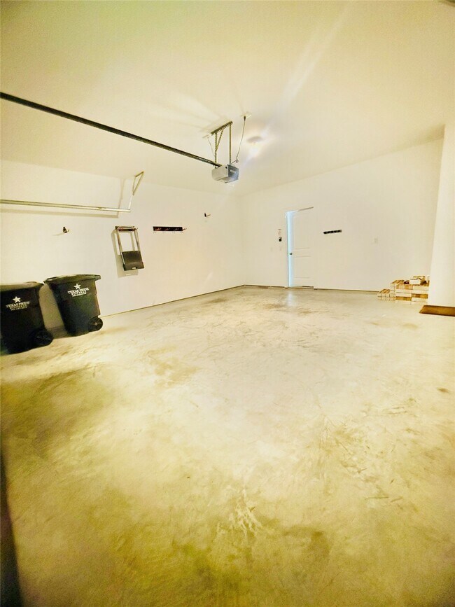 Building Photo - 15826 Dove Holw Dr