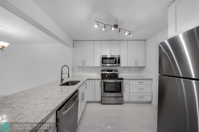 Building Photo - 2300 S Cypress Bend Dr