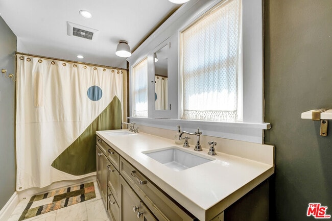 Building Photo - 2049 N Berendo St