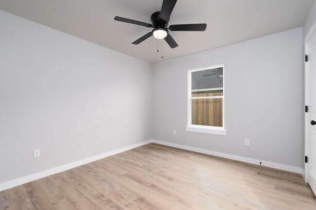 Building Photo - Move-In Ready Gem with No Application Fee!