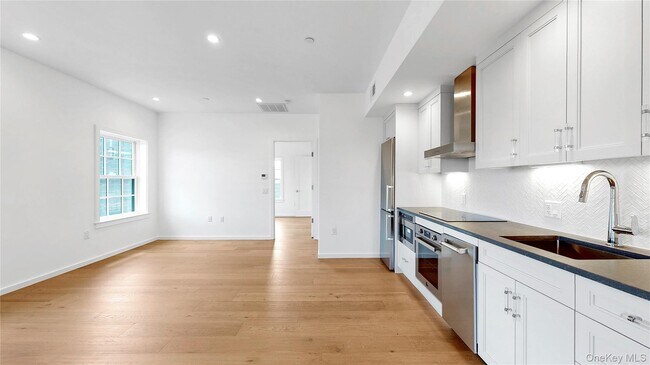 Building Photo - 16 N Main St