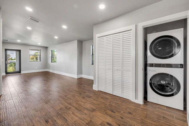 Building Photo - 1707 N Peninsula Ave