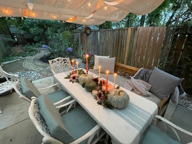 Building Photo - Beautifully Maintained Townhome in Downtow...