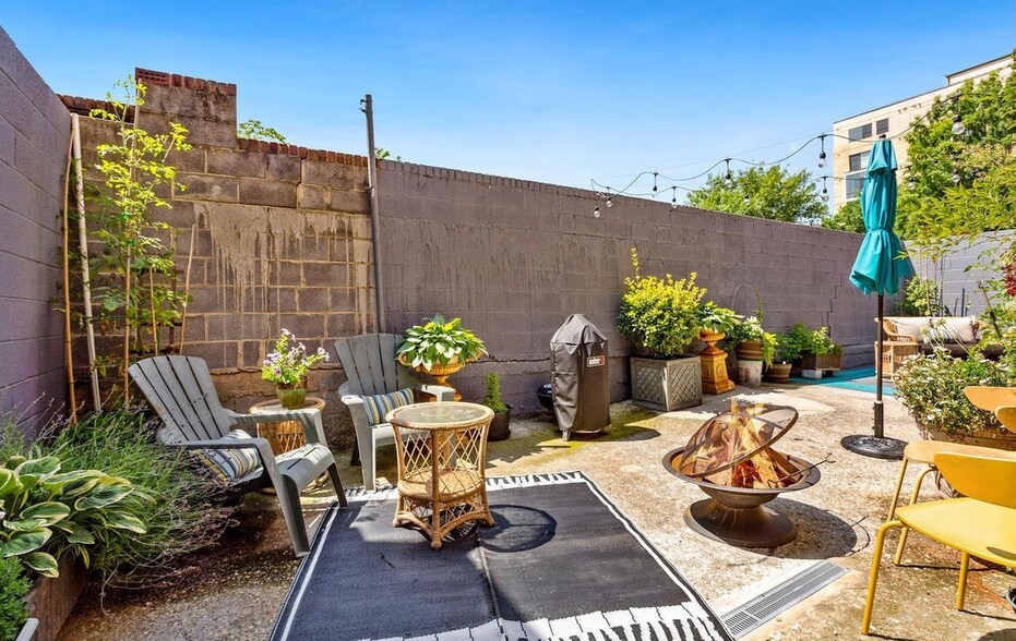 Shared patio - 650 Newton Pl NW