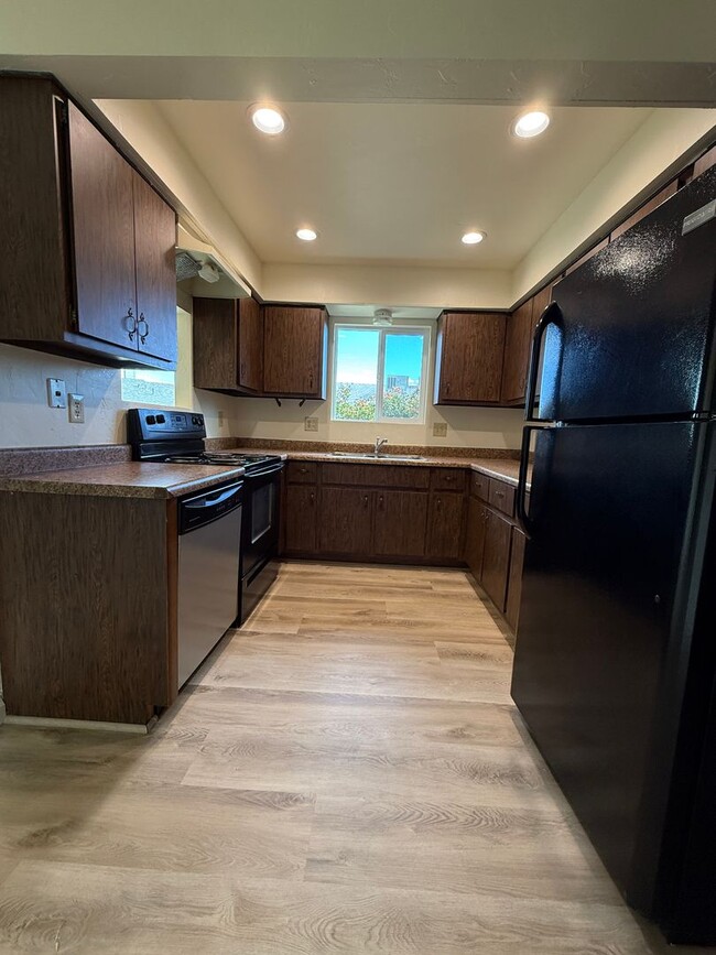 Building Photo - 3 Bedroom, 2 bath home located in the hear...