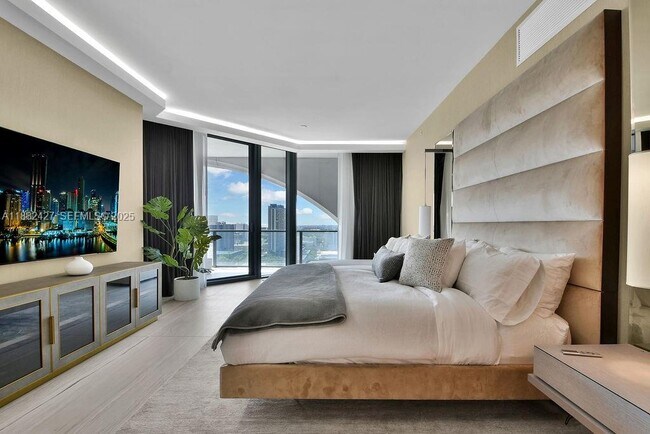 Building Photo - 1000 Biscayne Blvd