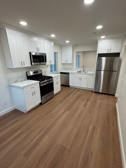 Kitchen - 4903 Cowell Blvd