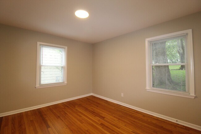 Building Photo - 2 Bedroom 1 Bath Home in Roeland Park.