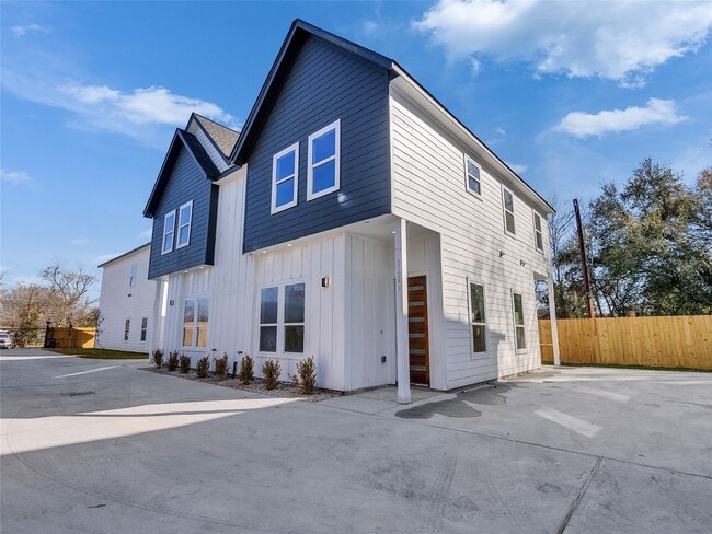 Building Photo - 5128 Clover St