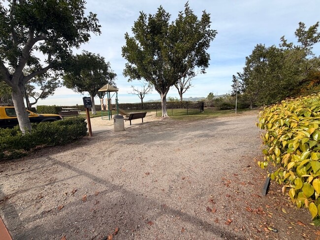 Building Photo - Very Spacious 1 Bed, 1 Bath Condo in Mission Viejo For Rent-In Unit Laundry and Attached Garage