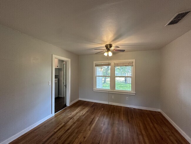Building Photo - 208 N Bowie St