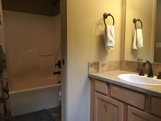 Building Photo - NW 3x2 townhome with primary bedroom on the main level