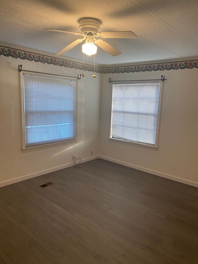 Building Photo - Waterfront 3 bedroom 2 bath