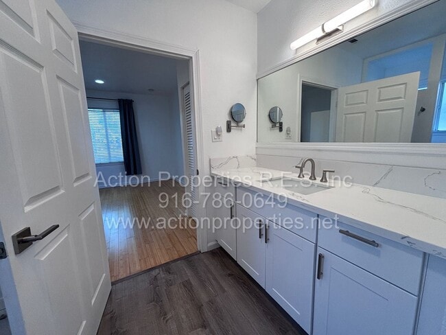 Building Photo - Downtown Roseville - 2 Bed, 1 Bath - Single Level Bungalow - Landscaping, Internet, and Utilities...