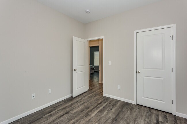 Building Photo - 2242 E Cheyenne Ct