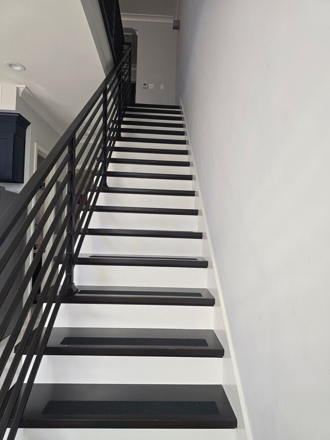 Building Photo - Fully Furnished 2 Bed, 2 Bath Townhome – 5...