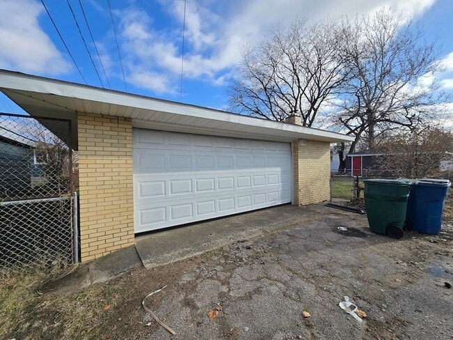 Building Photo - 7230 Beech Ave