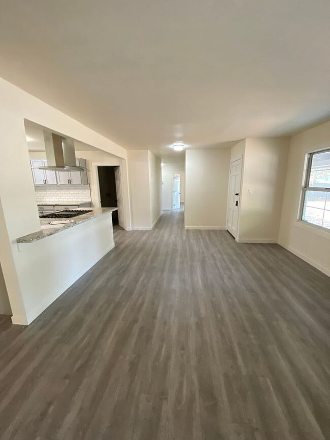 Building Photo - Beauitfully upgrade 3 Bedroom on large lot!