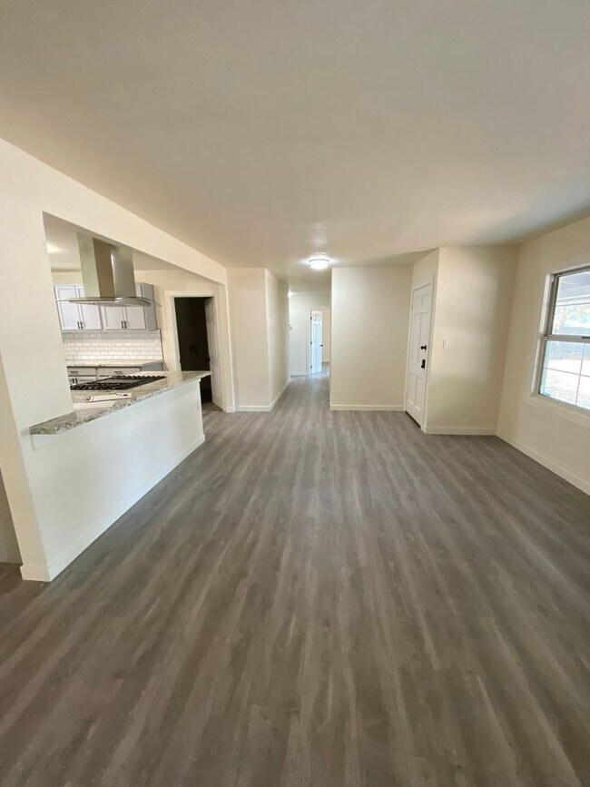 Building Photo - Beauitfully upgraded 3 Bedroom on large lot!