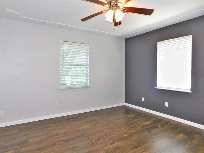 Building Photo - 720 Chisholm Trail