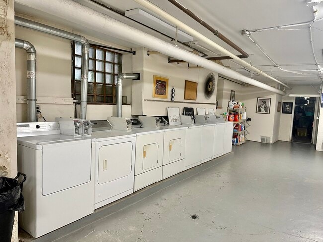 Building Photo - 1048 W Bryn Mawr Ave