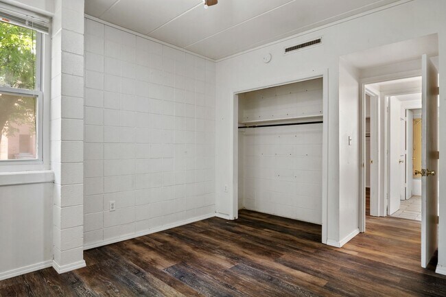 Building Photo - 3 bed/2 bath. Close to Campus. Pet Friendly.