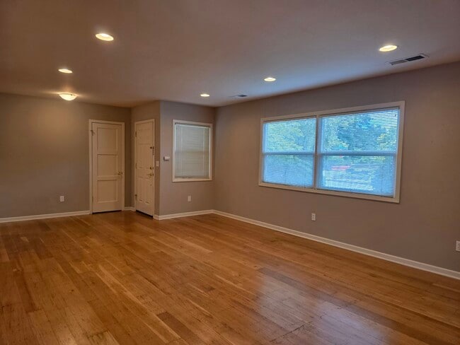 Building Photo - 1545 Brookside Dr