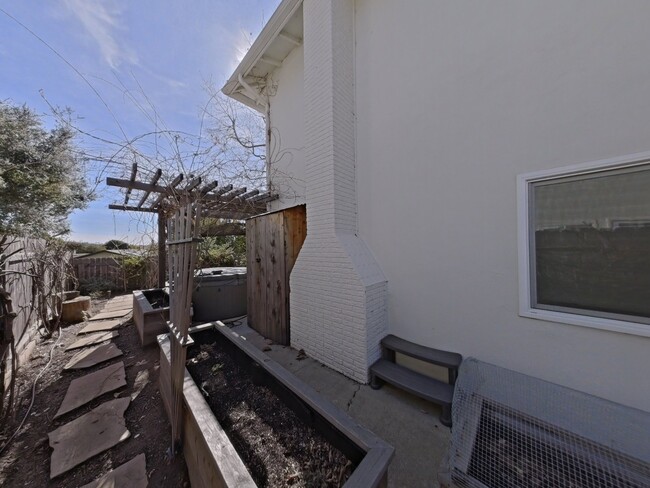 Building Photo - Spacious 3-Bedroom Townhome with Private L...