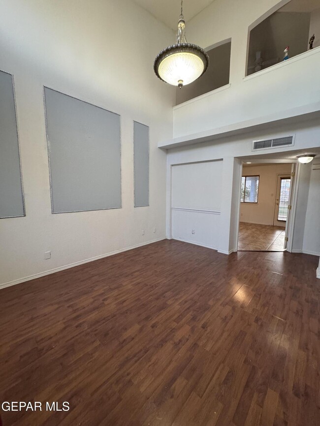 Building Photo - 3033 Tierra Humeda Dr