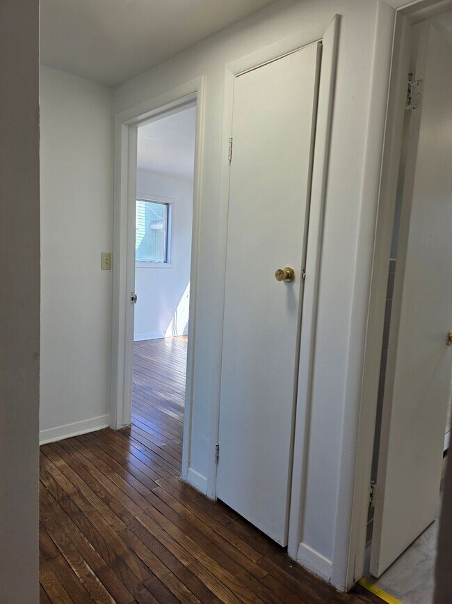 Building Photo - 2-bedroom upper