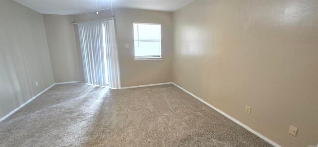 Building Photo - 411 Shadow Oaks Dr