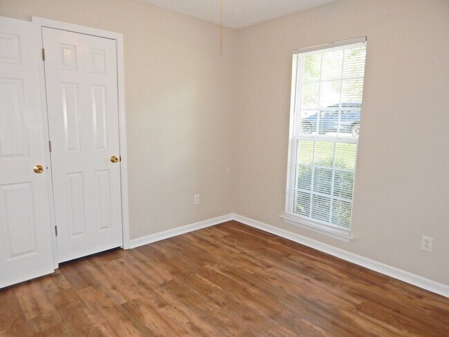 Building Photo - 657 Montgomery Dr