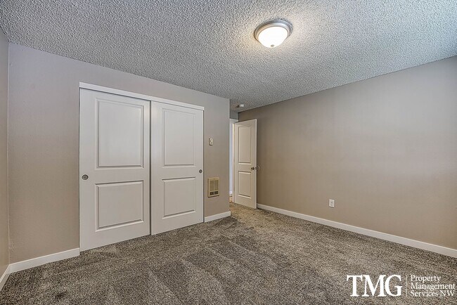 Building Photo - Bright Upper-Level 2 BD with Covered Deck