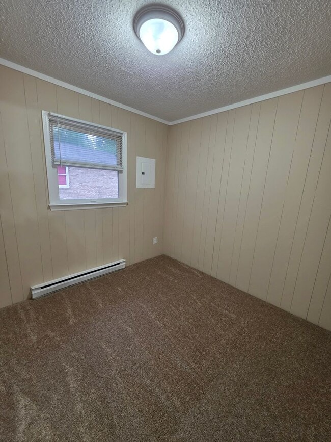 Building Photo - 3 BR - Looks New!!!!