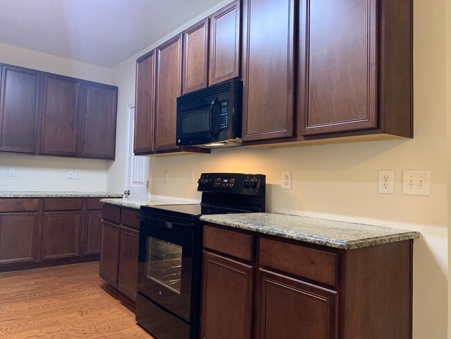 Building Photo - Beautiful 3 Bedroom Townhome in Raleigh near beautiful park! Apply Now!