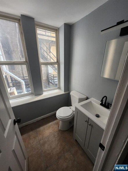 Building Photo - 316 S Orange Ave