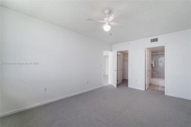 Building Photo - 800 Claughton Island Dr