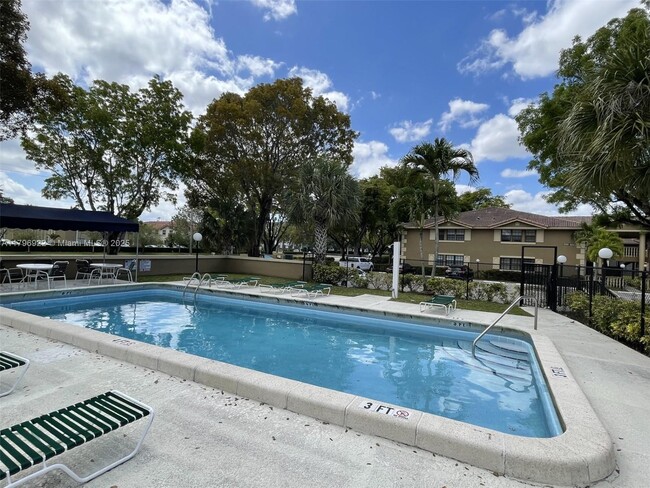 Building Photo - 2642 Riverside Dr