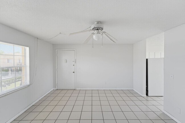Building Photo - Modern & Spacious 2-Bedroom Apartment in Serene Oakridge Orlando