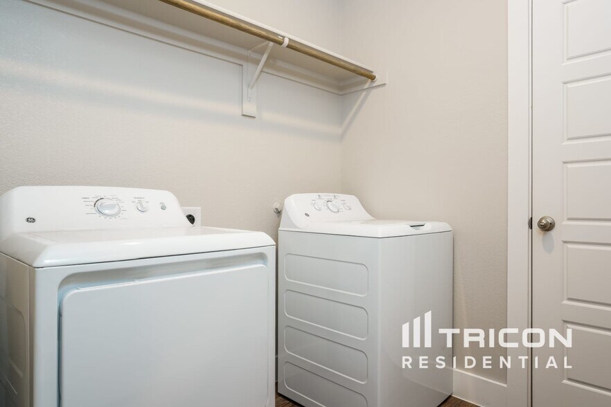 Building Photo - 10301 Ft Teran Trl